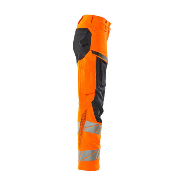 MASCOT-19078-511-hi-vis-orange-schwarzblau-model - Toolcon.works MASCOT Hose mit Knietaschen ACCELERATE SAFE 19078-511