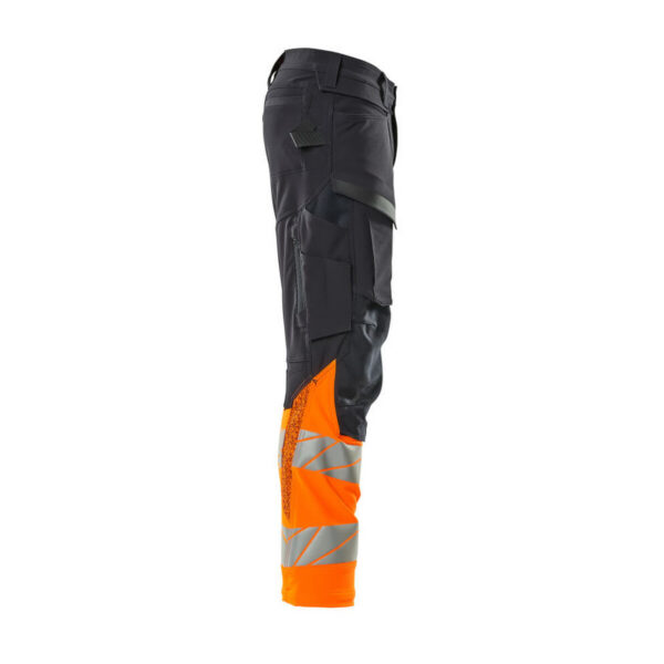 MASCOT-19179-511-schwarzblau-hi-vis-orange-model - Toolcon.works MASCOT Hose mit Knietaschen ACCELERATE SAFE 19179-511