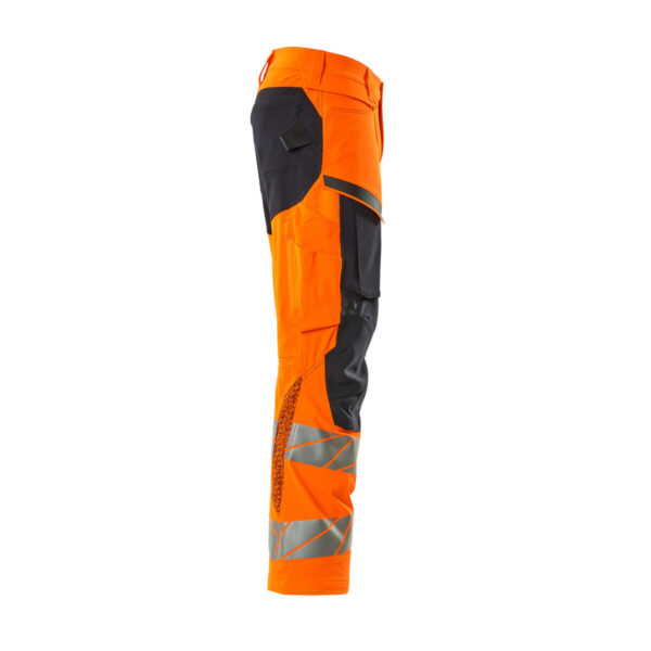 MASCOT-19279-510-hi-vis-orange-schwarzblau-model - Toolcon.works MASCOT Hose mit Knietaschen ACCELERATE SAFE 19279-510