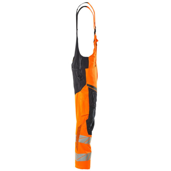 MASCOT-19569-236-hi-vis-orange-schwarzblau-model - Toolcon.works MASCOT Latzhose mit Knietaschen ACCELERATE SAFE 19569-236