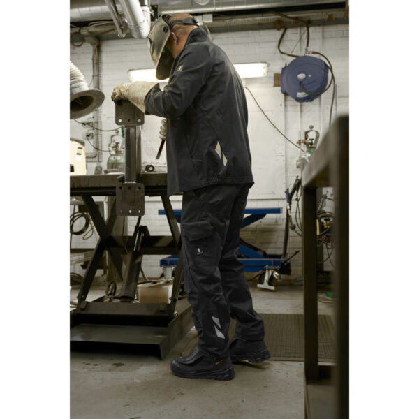 MASCOT-20779-563-im-einsatz-2 - Toolcon.works MASCOT Hose mit Knietaschen ACCELERATE 20779-563