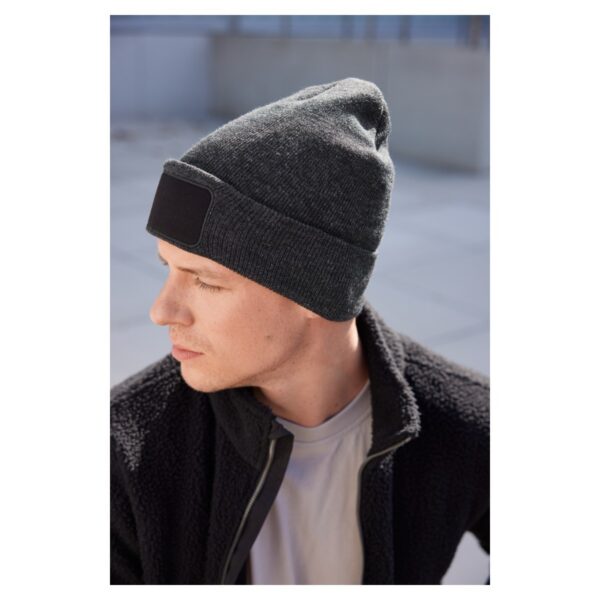 myrtle beach Strickmütze mit Patch Thinsulate™ MB7407 – Tragebild 2 - Toolcon.works myrtle beach Strickmütze mit Patch Thinsulate™