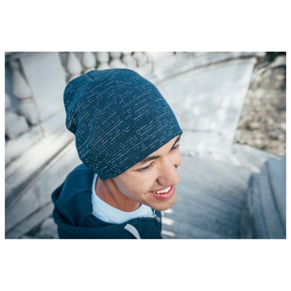 Atlantis Shine Beanie reflektierend – Tragebild 3 - Toolcon.works Atlantis Shine Beanie reflektierend