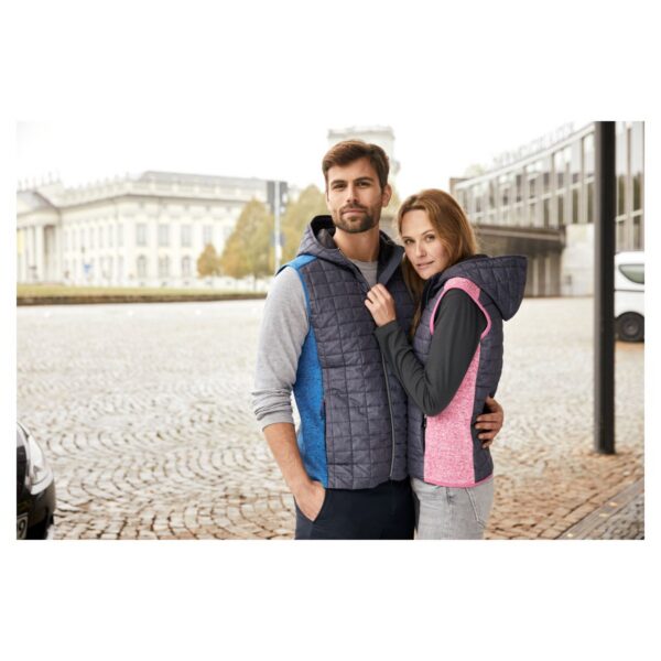 James & Nicholson Strickfleece-Hybridweste mit Kapuze Damen JN767 – Tragebild - Toolcon.works James & Nicholson Strickfleece-Hybridweste mit Kapuze Damen JN767