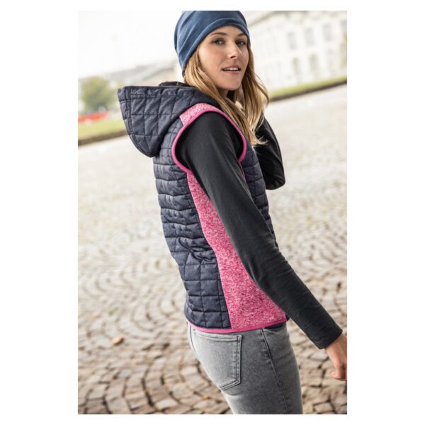 James & Nicholson Strickfleece-Hybridweste mit Kapuze Damen JN767 – Tragebild - Toolcon.works James & Nicholson Strickfleece-Hybridweste mit Kapuze Damen JN767