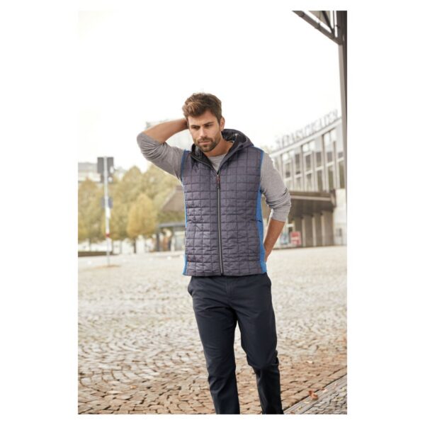 James & Nicholson Strickfleece-Hybridweste mit Kapuze JN768 – Tragebild - Toolcon.works James & Nicholson Strickfleece-Hybridweste mit Kapuze JN768